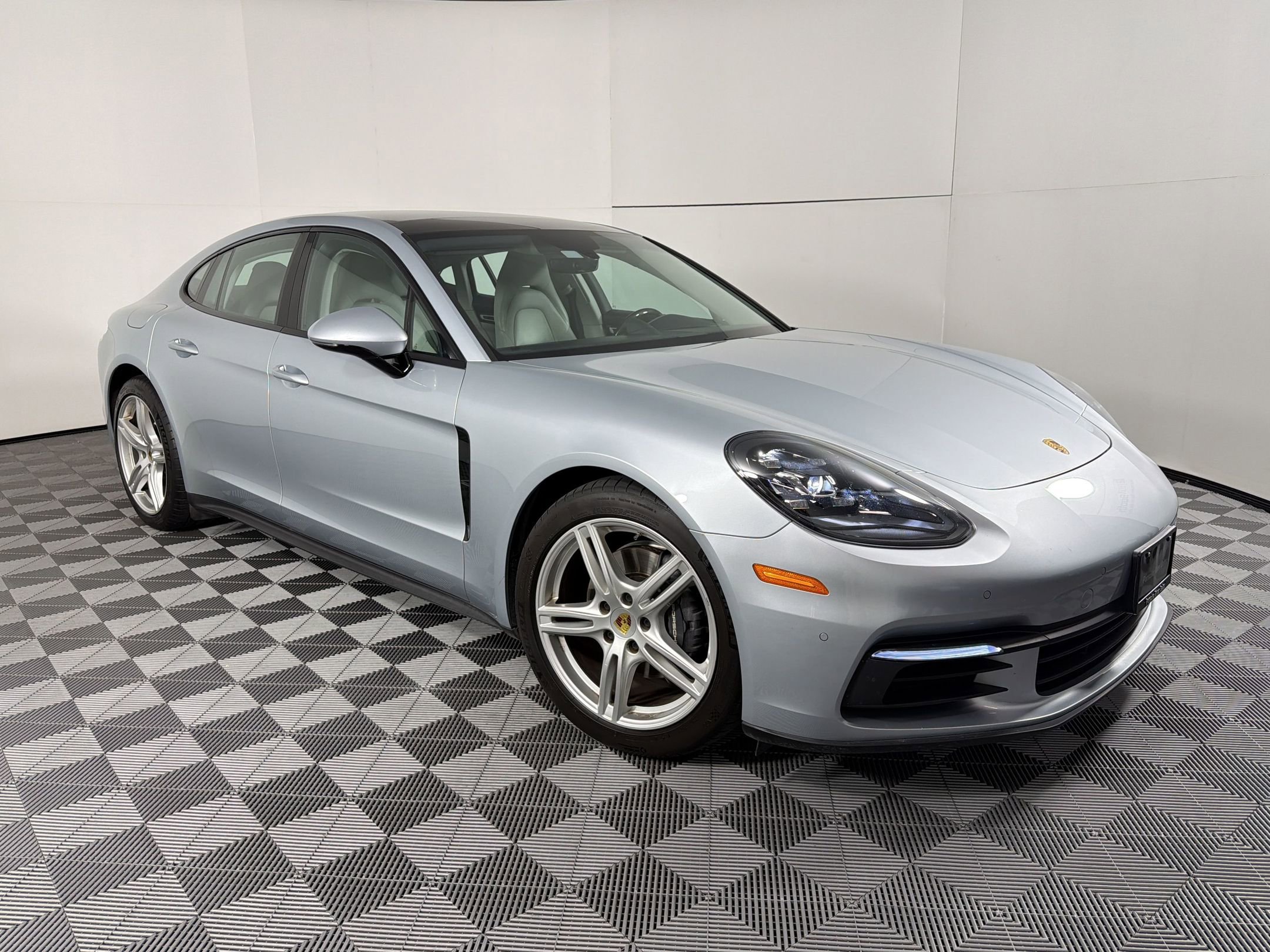 Certified 2018 Porsche Panamera image 7