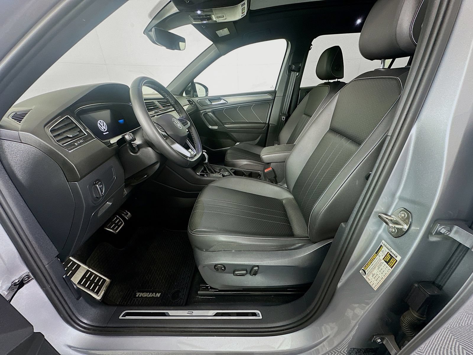 Used 2023 Volkswagen Tiguan SE R-Line AWD/4WD image 22