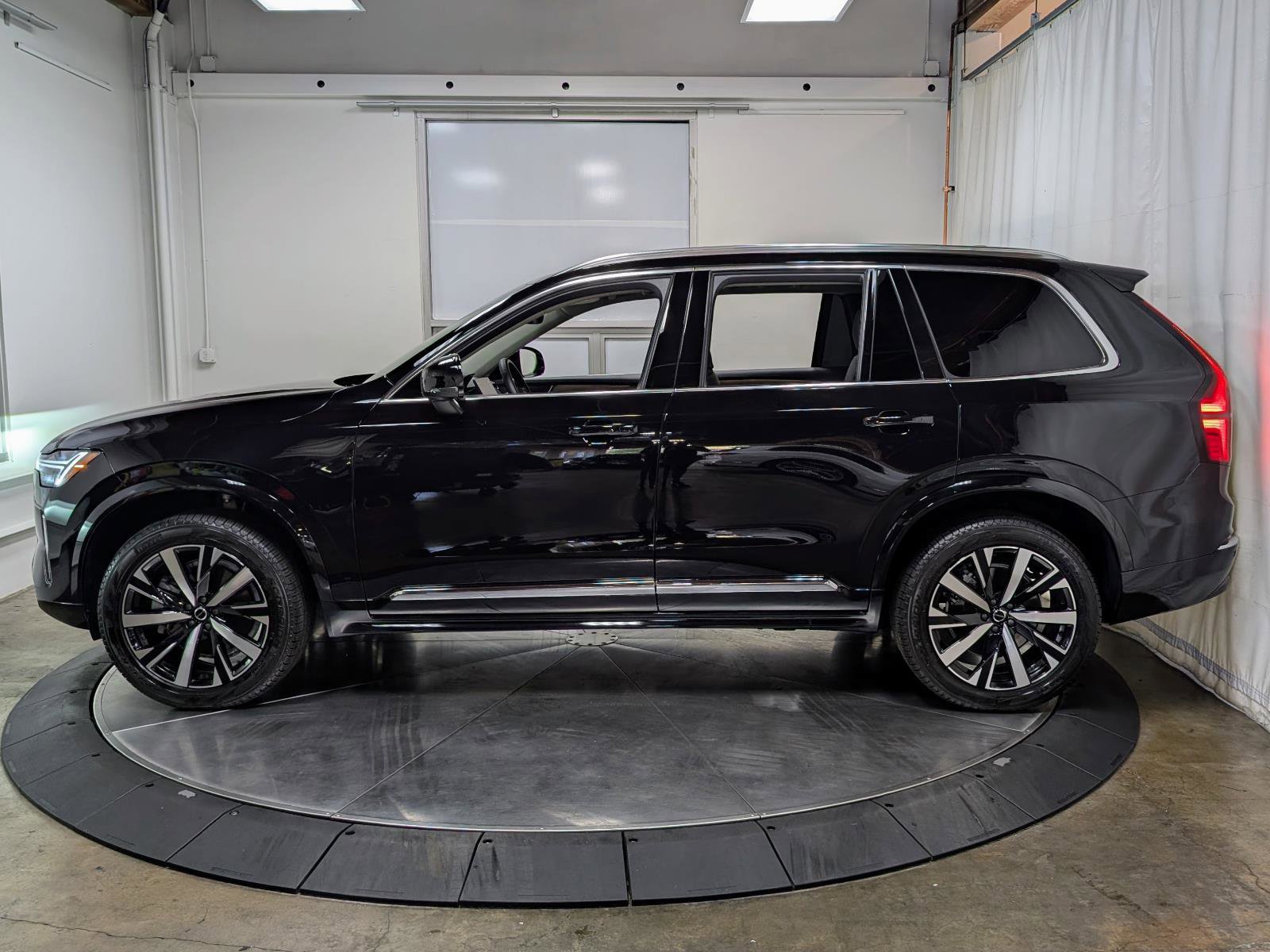 Used 2025 Volvo XC90 B5 Core w/ Protection Package Premier image 6