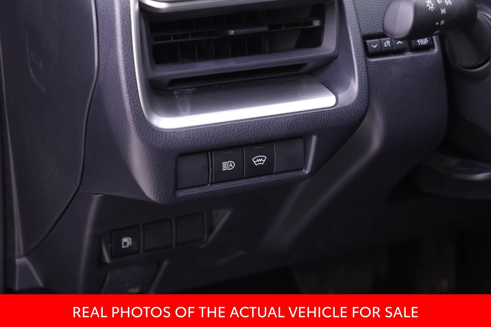 Certified 2025 Toyota Prius LE FWD image 15