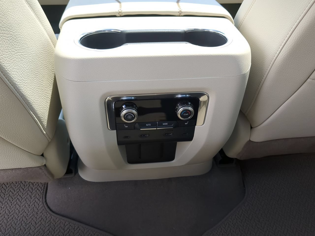 New 2026 GMC Yukon Denali w/ Denali Reserve Package AWD/4WD image 22