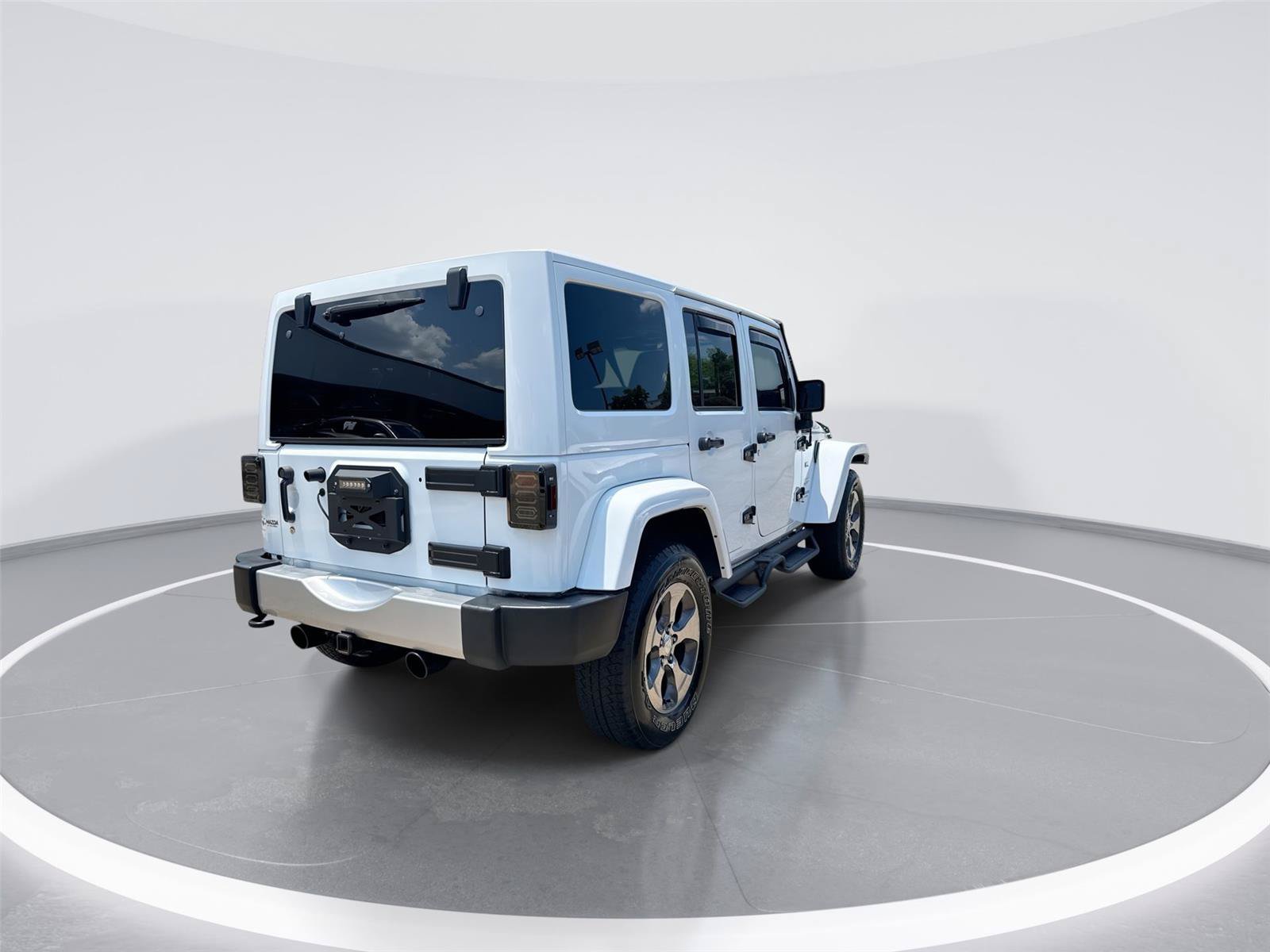 Used 2017 Jeep Wrangler Unlimited Sahara AWD/4WD image 8