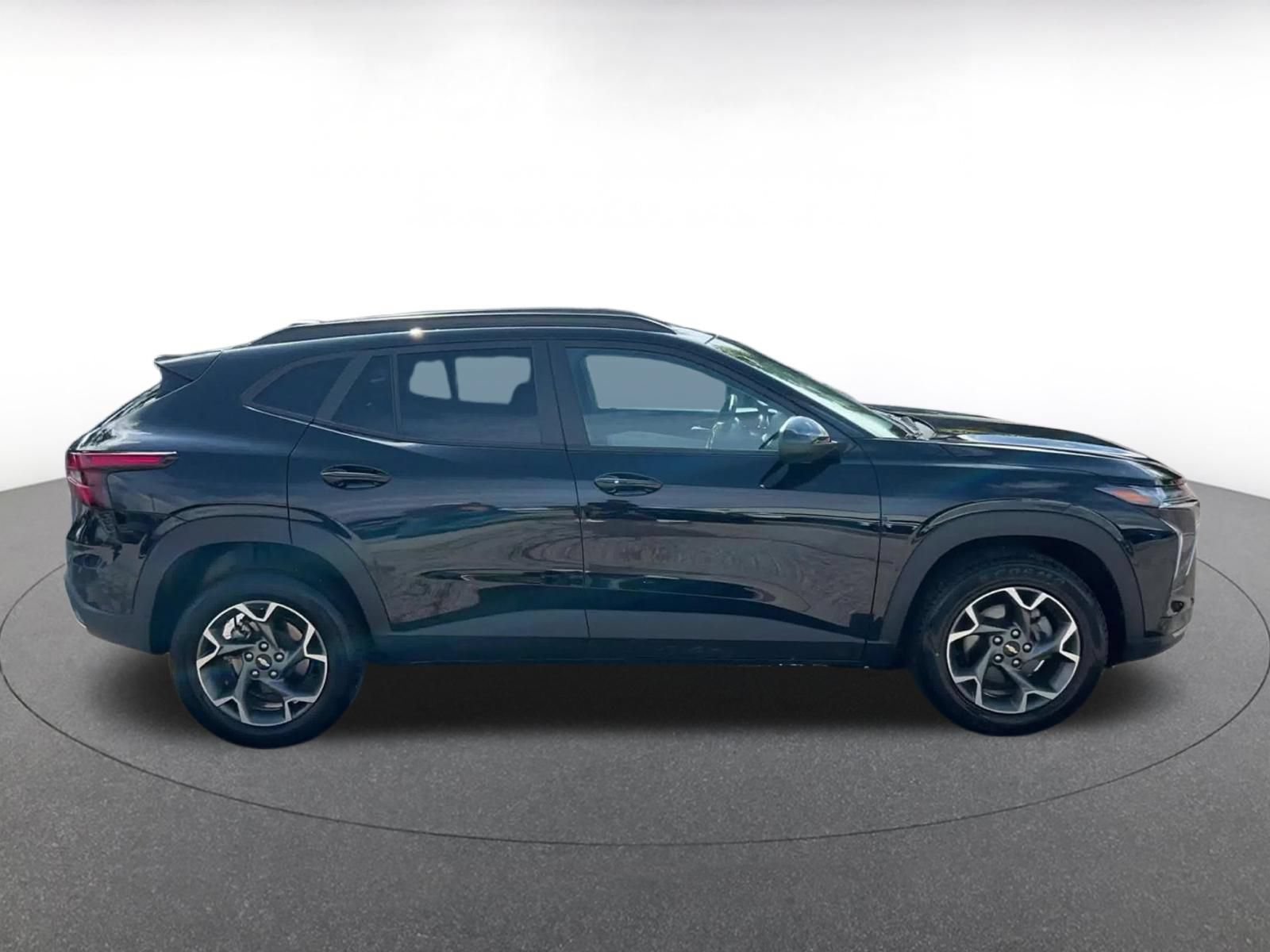 Used 2025 Chevrolet Trax LT w/ LT Convenience Package FWD image 16
