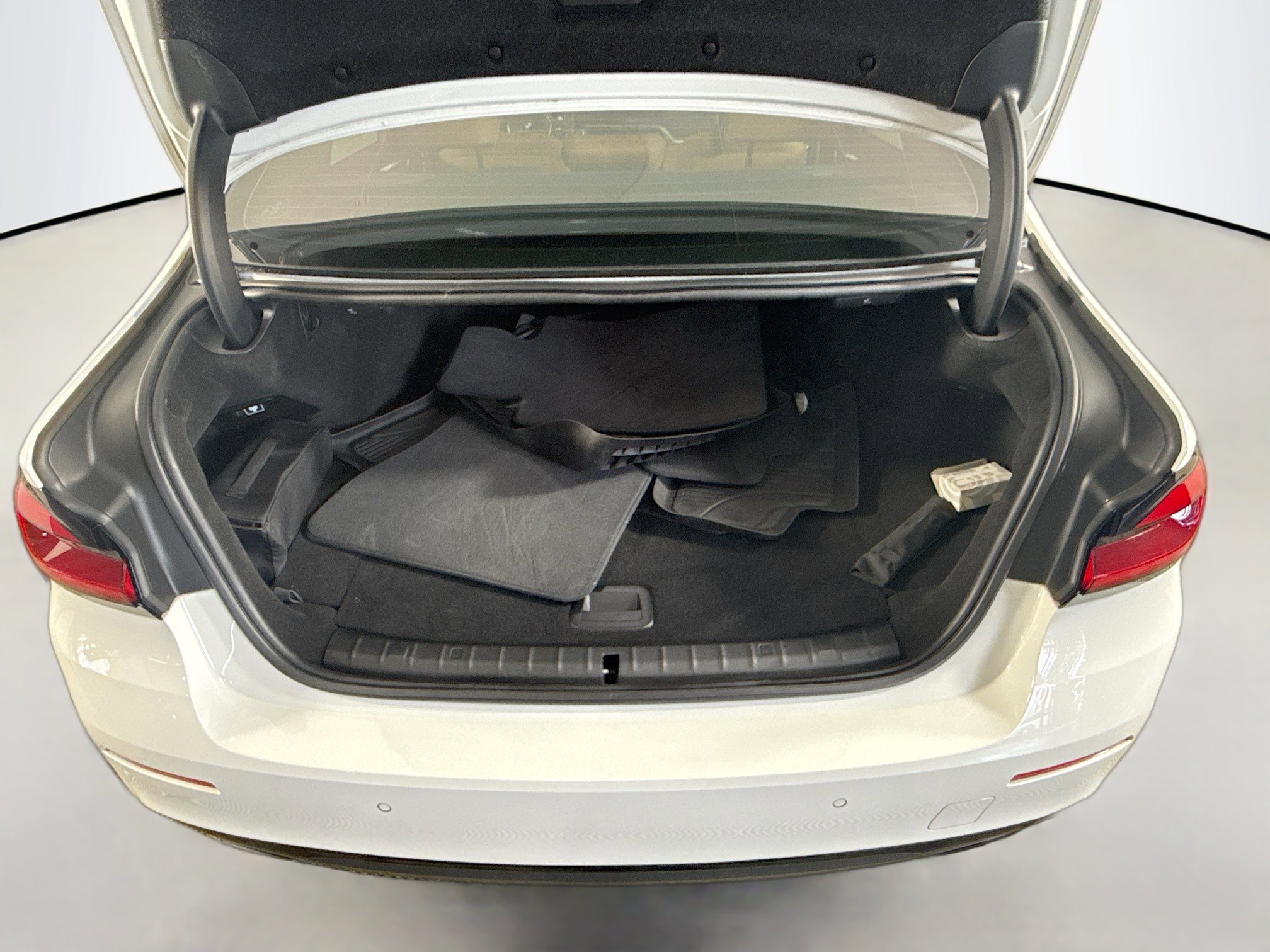 Used 2023 BMW 530e w/ Premium Package image 35