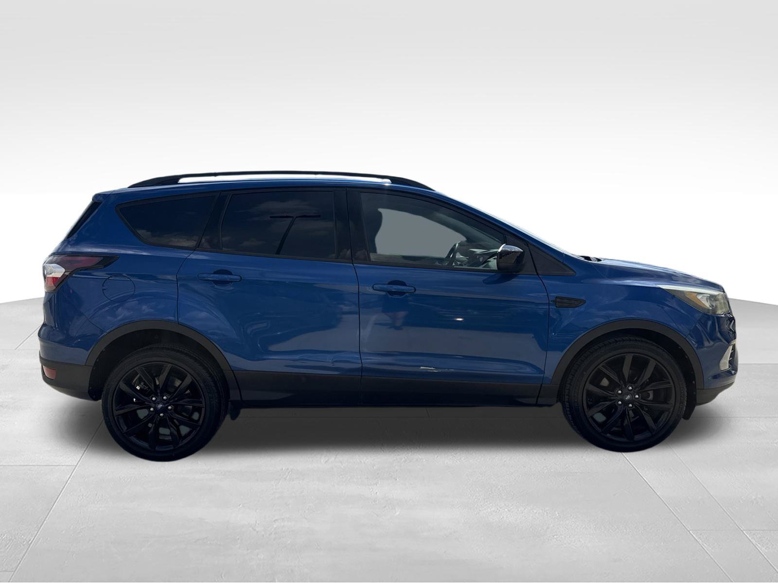 Used 2017 Ford Escape SE w/ Equipment Group 201A FWD image 4