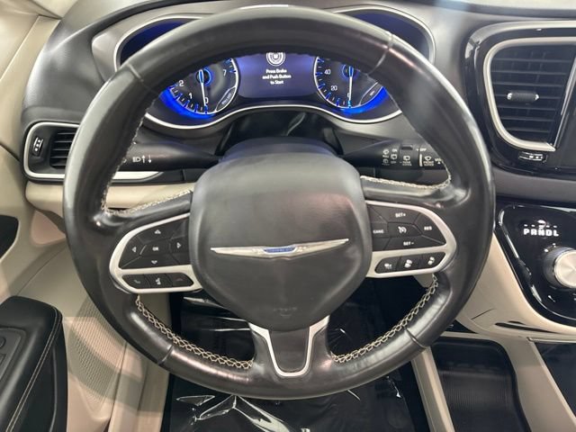 Used 2021 Chrysler Pacifica Touring-L FWD image 26