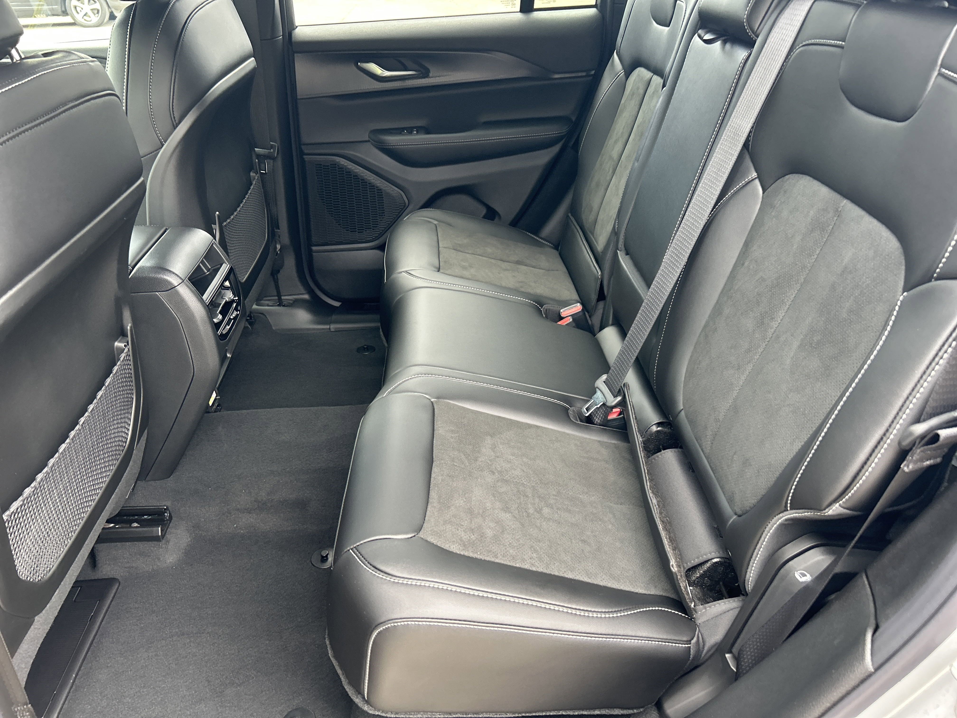 New 2025 Jeep Grand Cherokee Altitude image 21