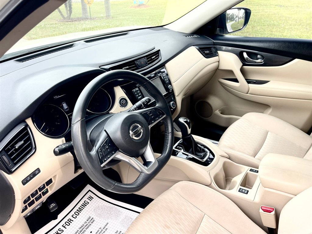 Used 2017 Nissan Rogue SV w/ SV Premium Package image 24