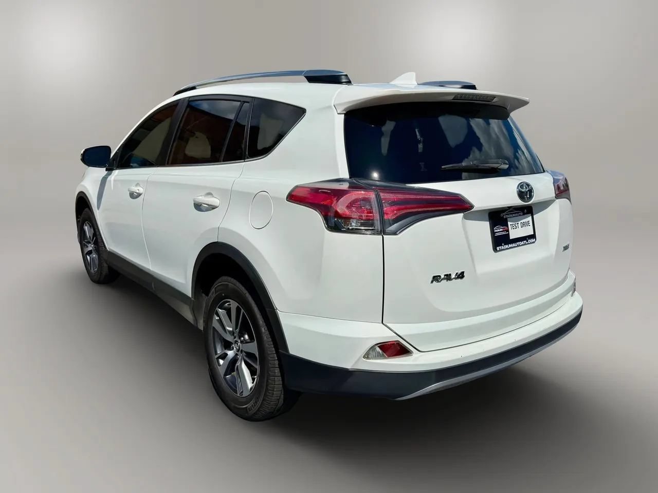 Used 2018 Toyota RAV4 XLE FWD image 3