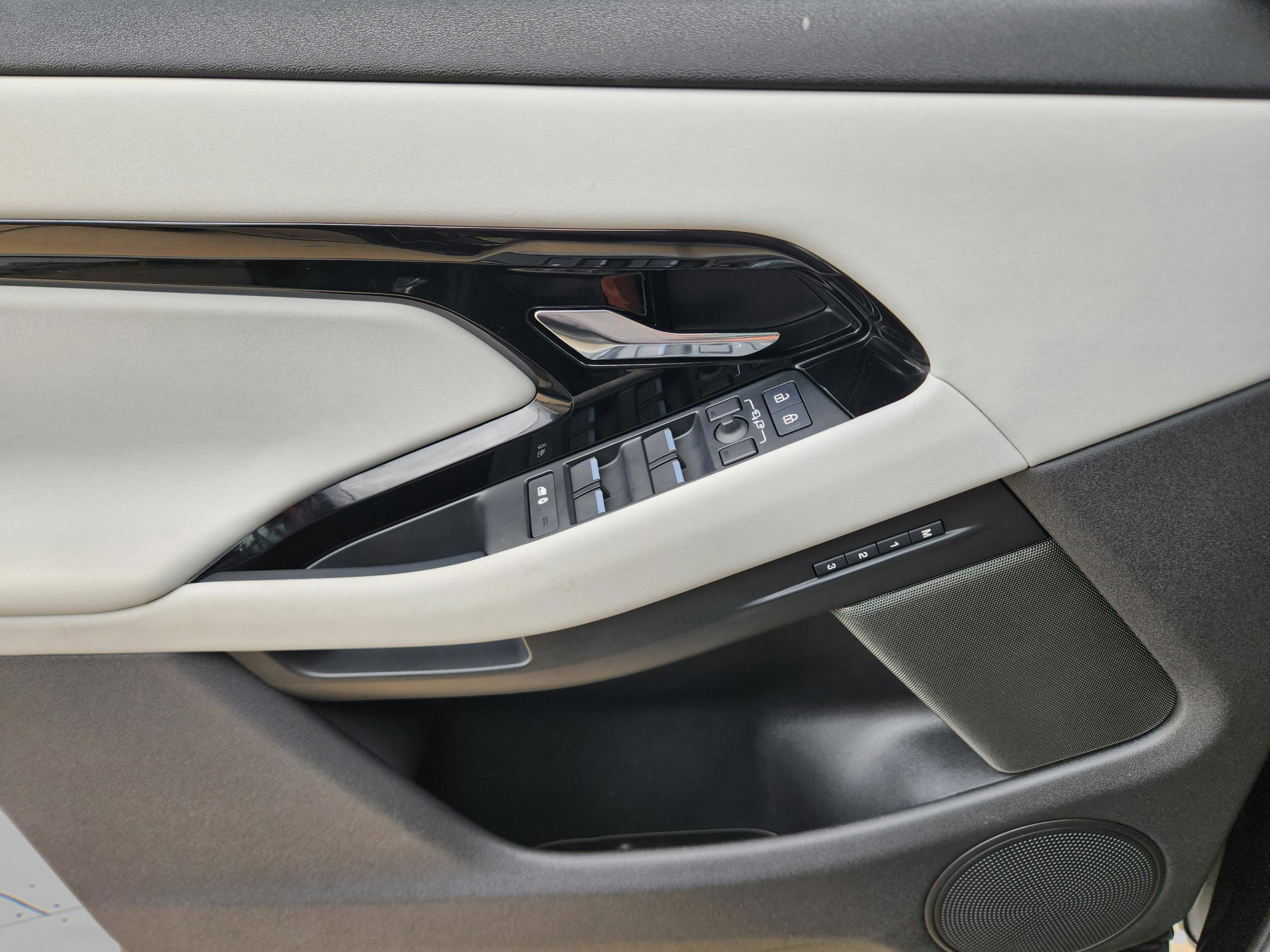 Certified 2024 Land Rover Range Rover Evoque Dynamic SE image 17