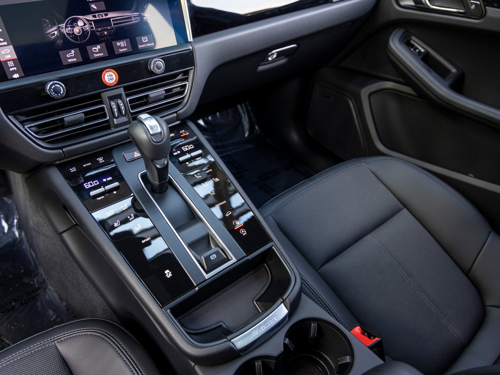 Certified 2025 Porsche Macan image 40