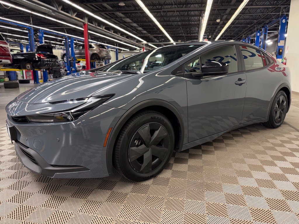 Used 2025 Toyota Prius LE FWD image 3