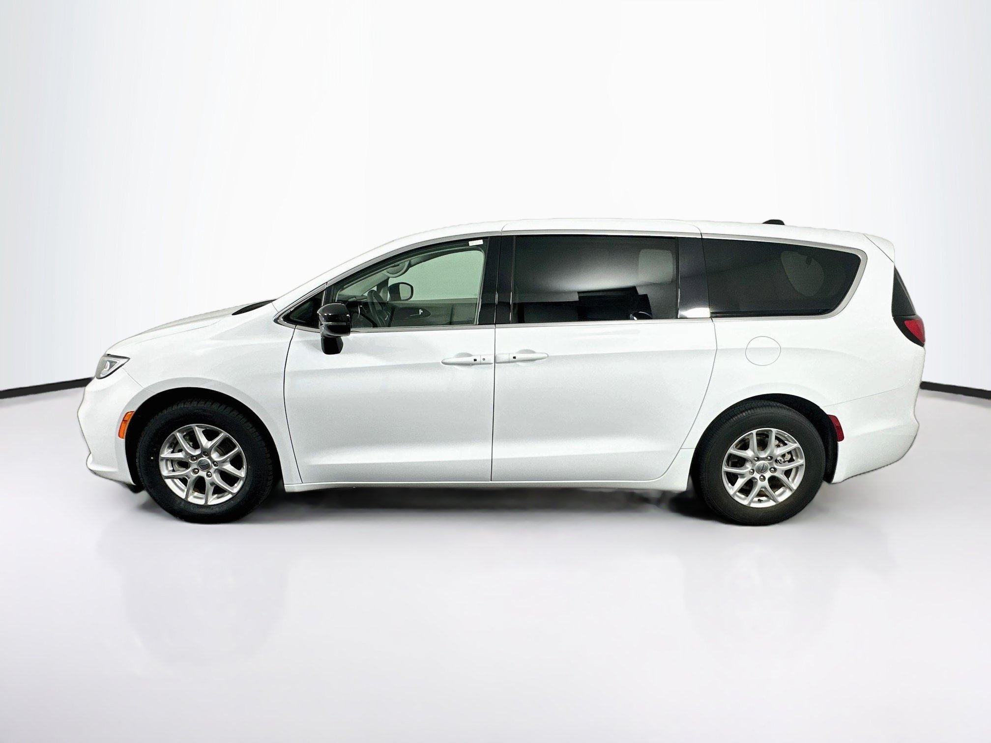 Used 2024 Chrysler Pacifica Touring-L FWD image 4