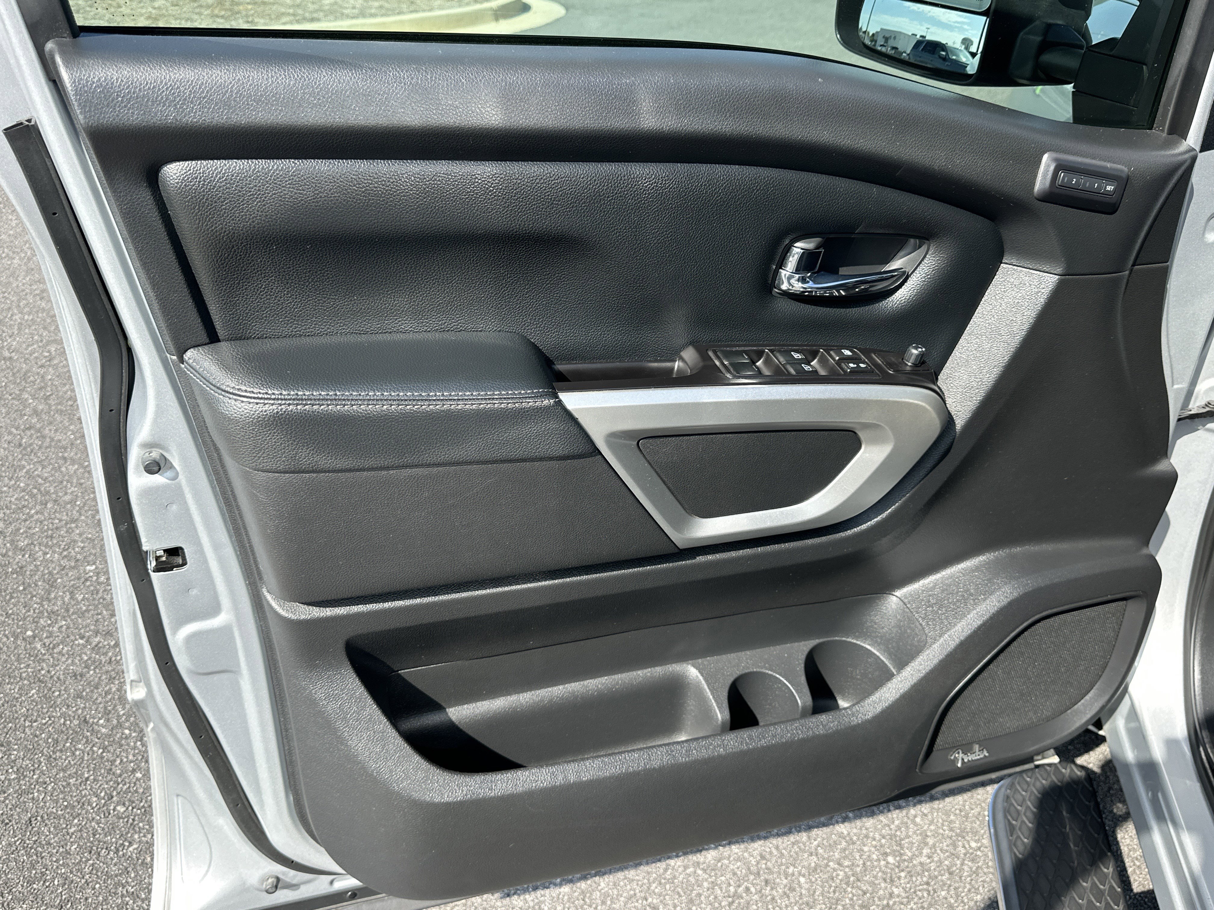 Used 2020 Nissan Titan SL w/ Moonroof Package RWD image 10