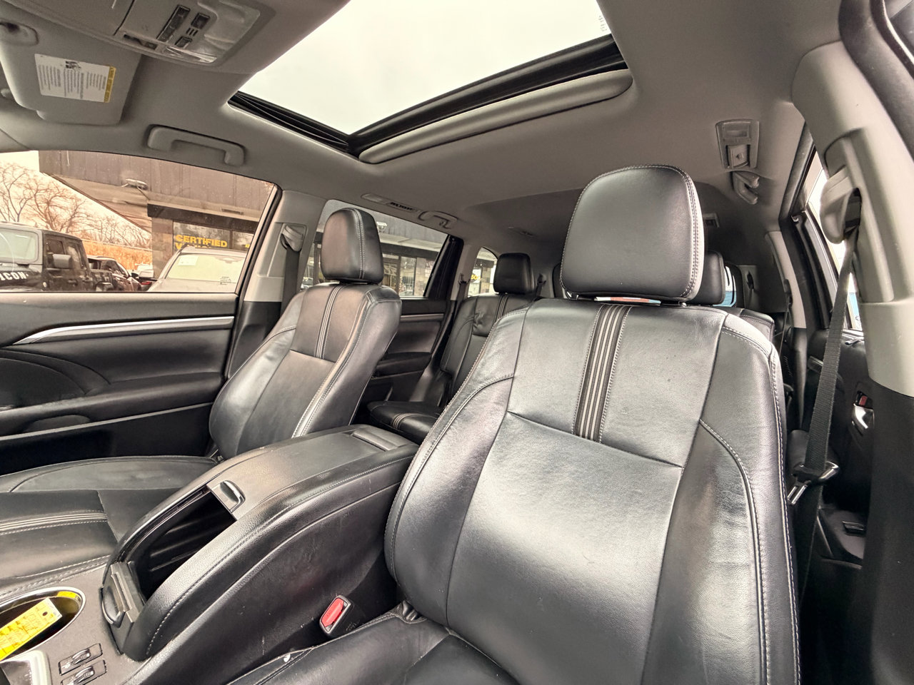 Used 2017 Toyota Highlander SE w/ Carpet Mat Package image 14