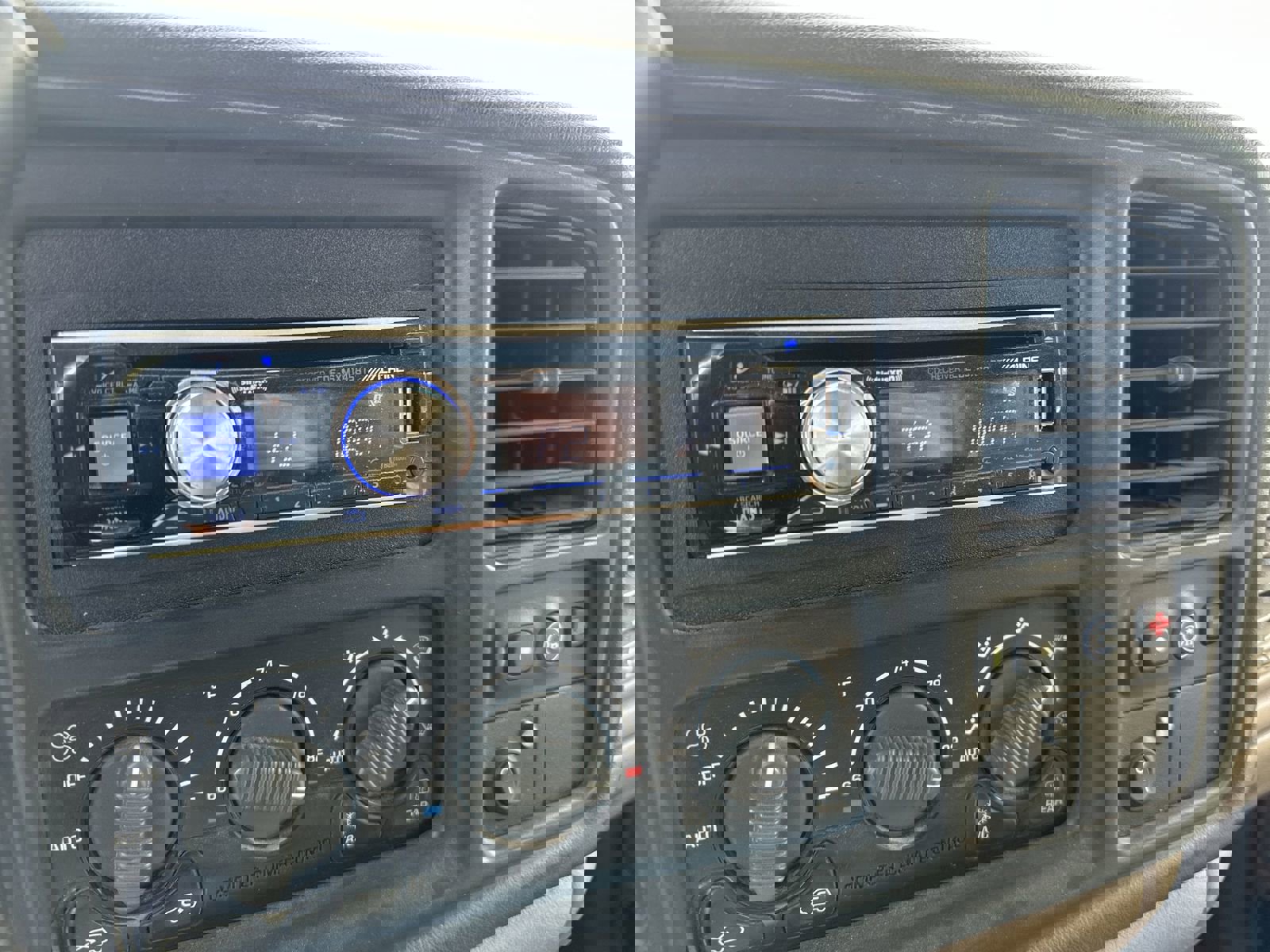 Used 2002 Chevrolet Avalanche 2500 w/ Convenience Pkg image 12