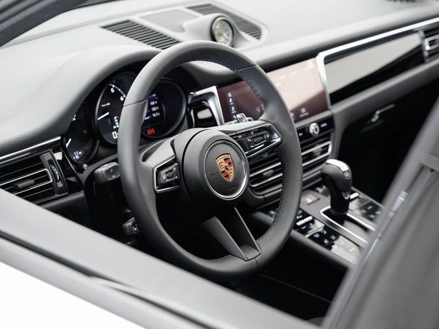 Certified 2025 Porsche Macan image 9