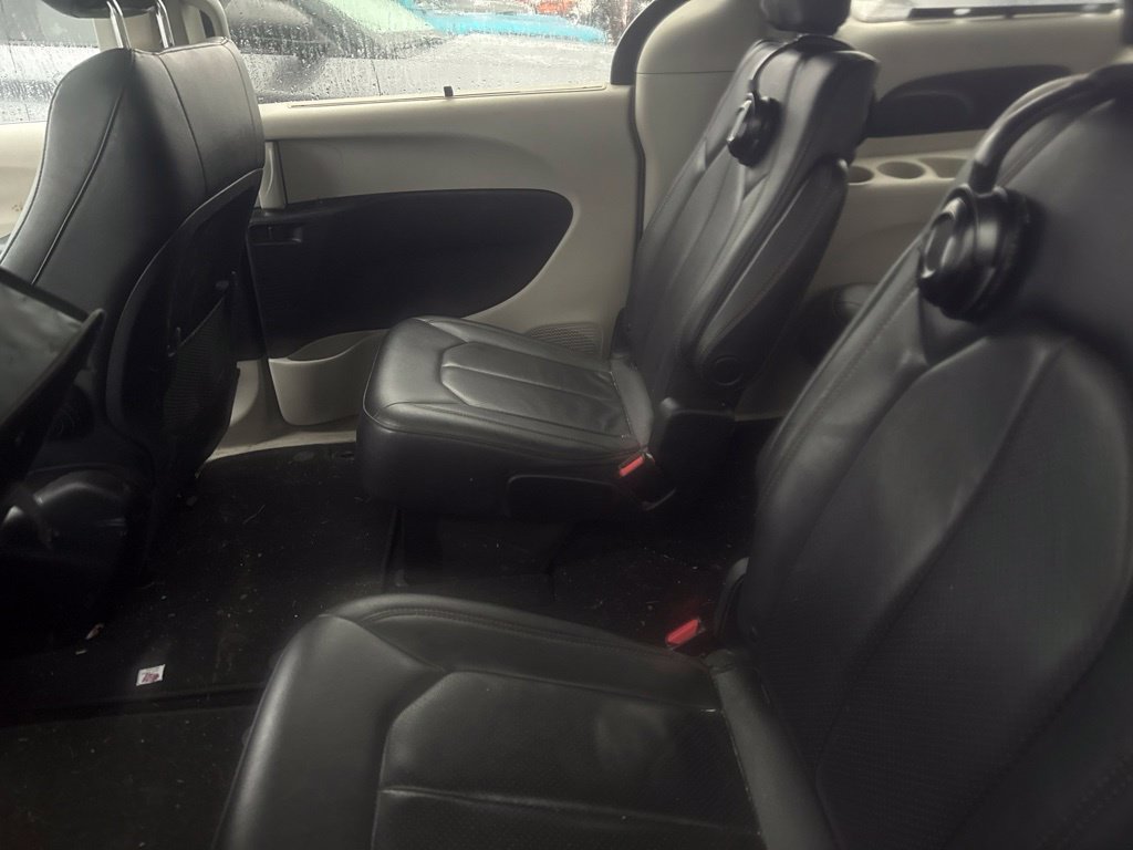 Used 2019 Chrysler Pacifica Touring-L w/ Tire & Wheel Group FWD image 14