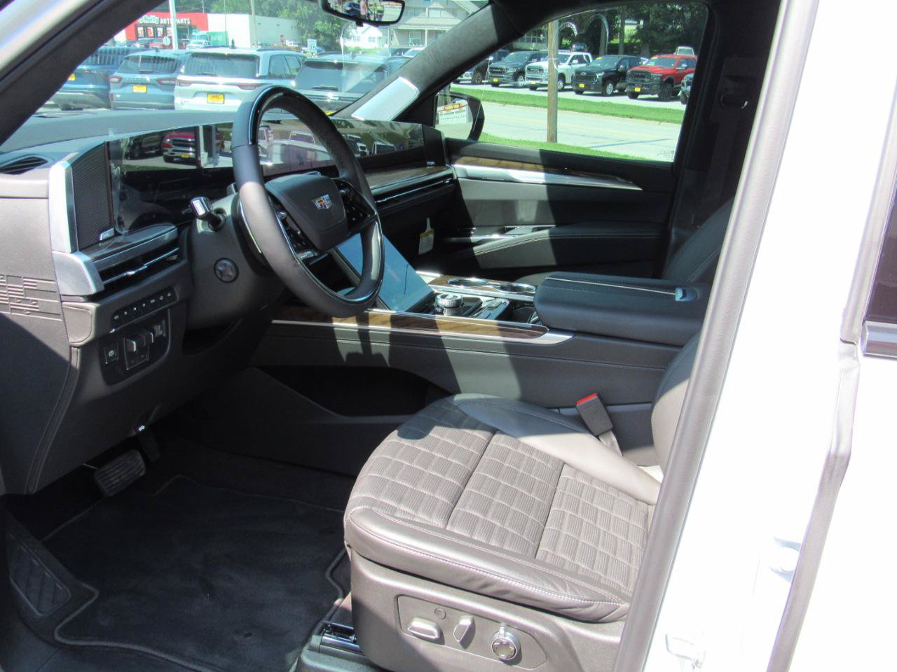 Used 2026 Cadillac Escalade Platinum Sport w/ LPO, ONYX Package AWD/4WD image 14
