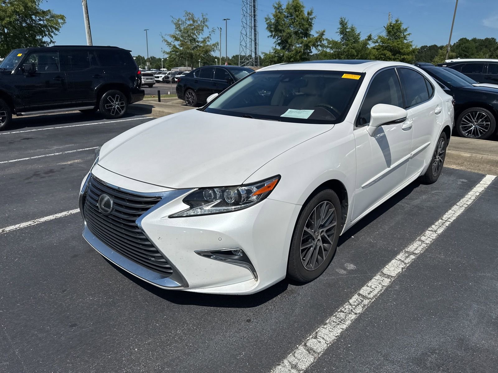 Used 2017 Lexus ES 350 w/ Luxury Package FWD image 3