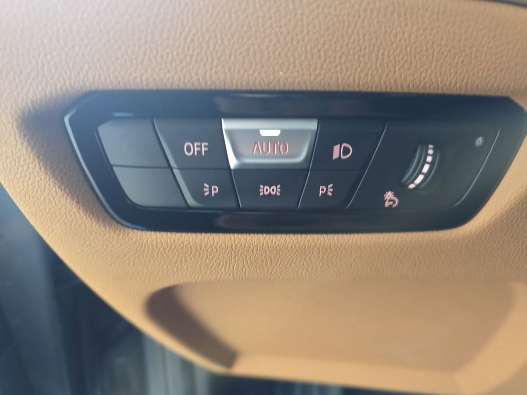 Used 2025 BMW 330i xDrive Sedan w/ Convenience Package image 28