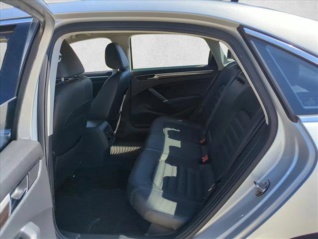 Used 2018 Volkswagen Passat 2.0T SEL Premium image 18
