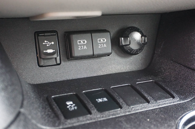 Used 2019 Toyota Highlander XLE FWD image 28