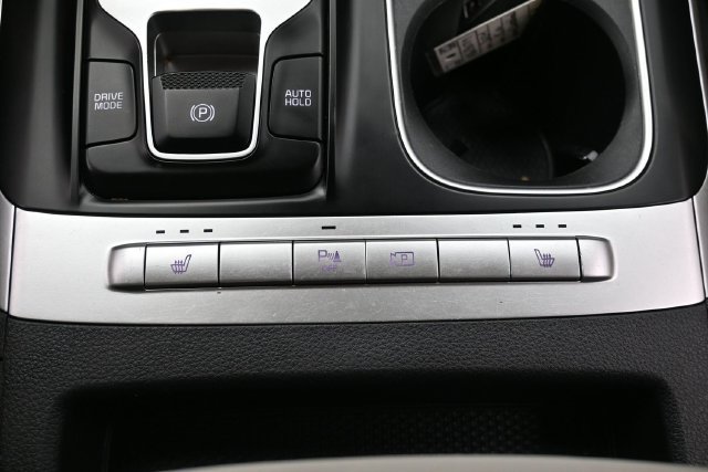 Used 2024 Kia Carnival LX FWD image 21