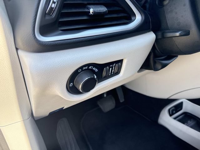 Used 2023 Chrysler Voyager LX FWD image 21