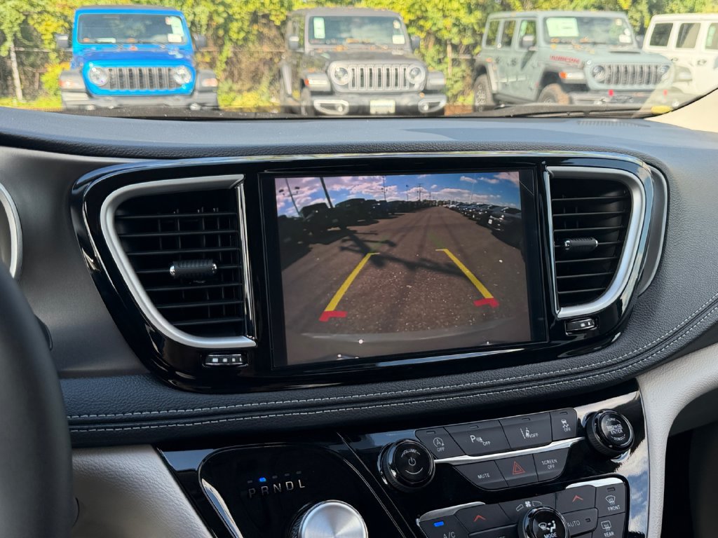 Used 2024 Chrysler Pacifica Touring-L FWD image 20