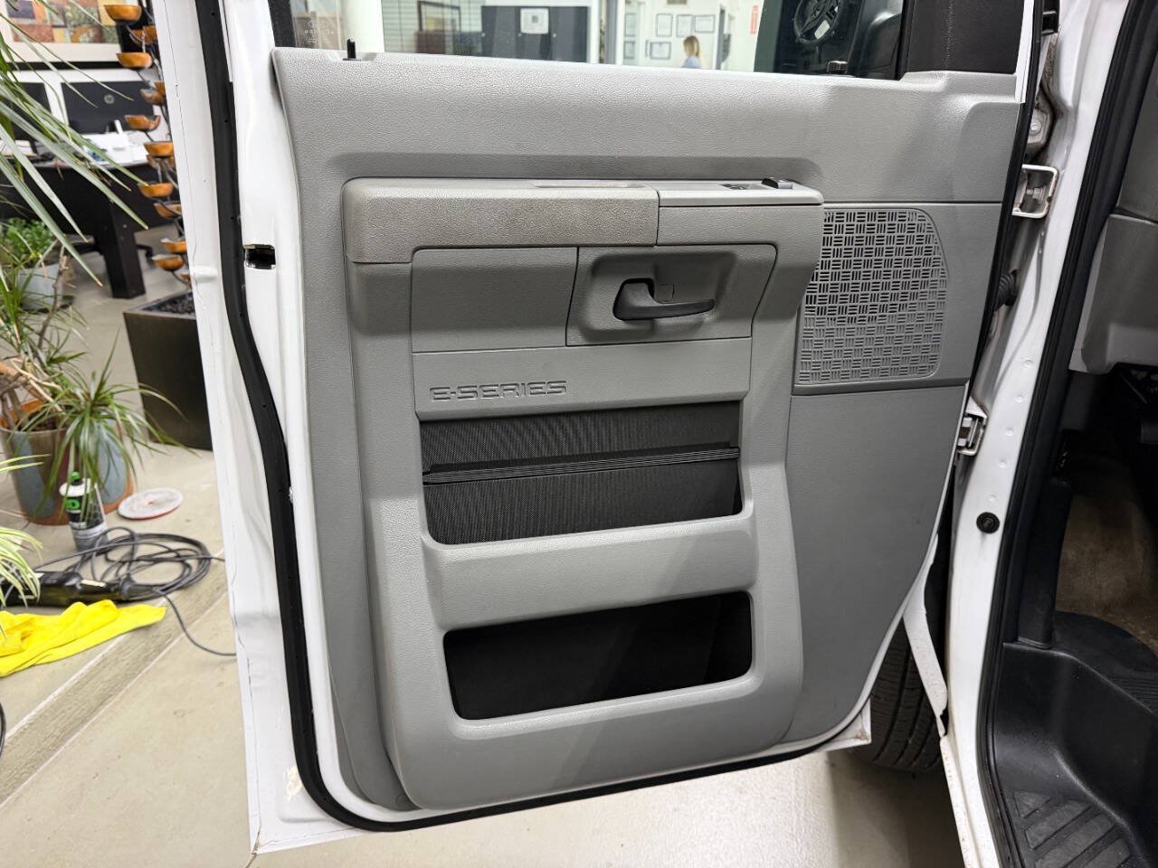 Used 2014 Ford E-350 and Econoline 350 XLT RWD image 10