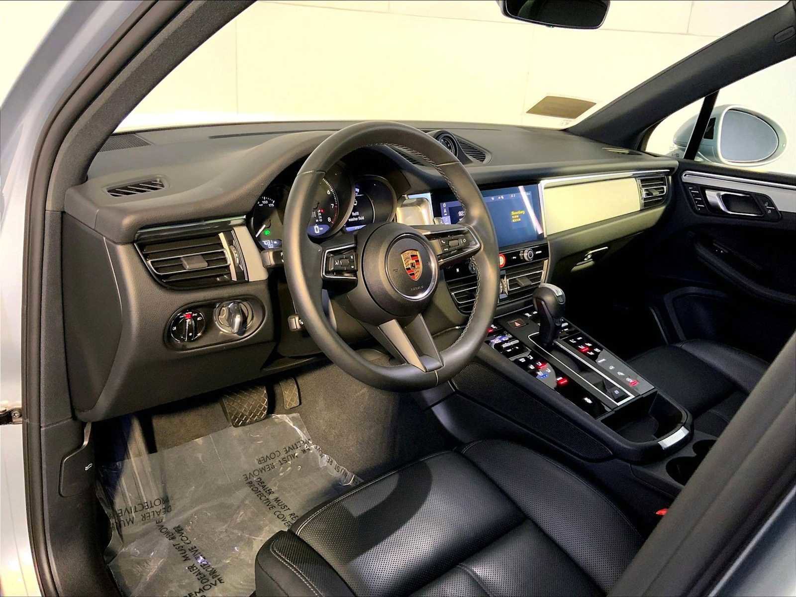 Certified 2025 Porsche Macan image 4