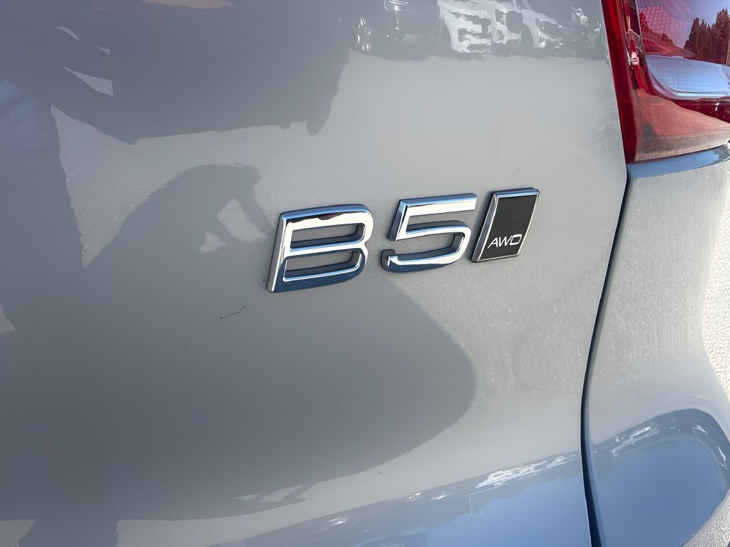 Used 2025 Volvo XC40 B5 Plus AWD/4WD image 32