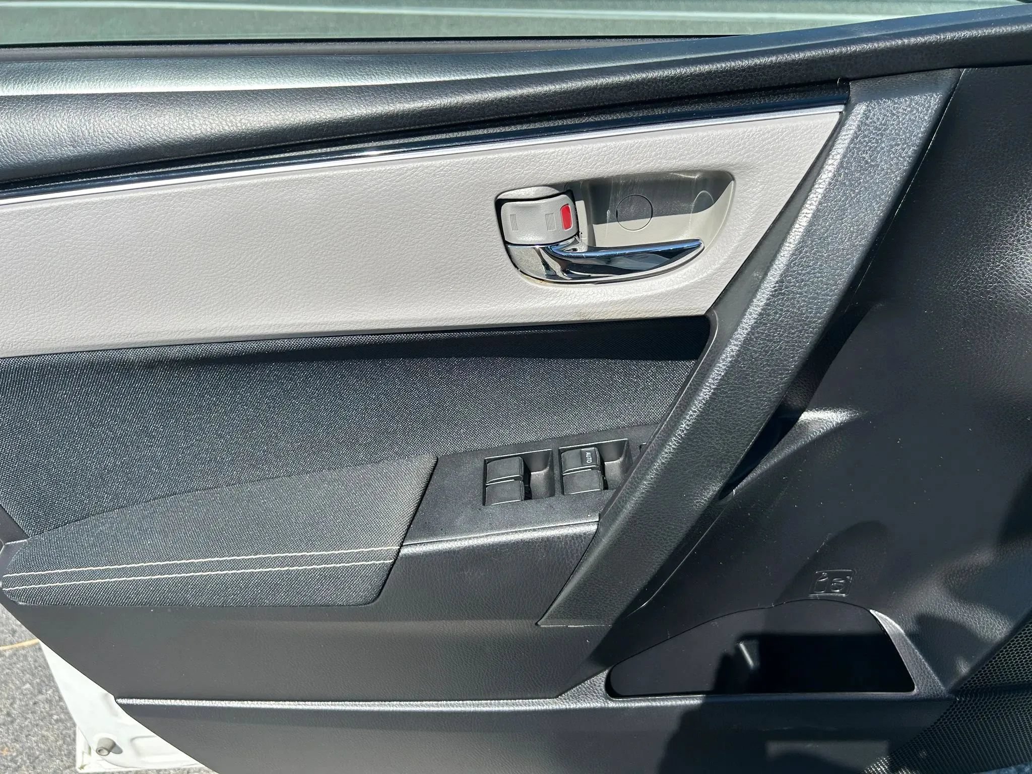 Used 2018 Toyota Corolla LE FWD image 16