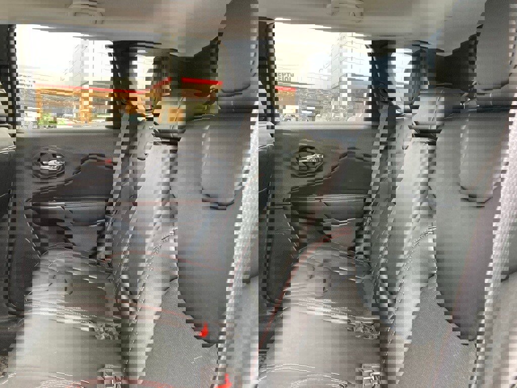 Used 2022 Jeep Cherokee Trailhawk image 10