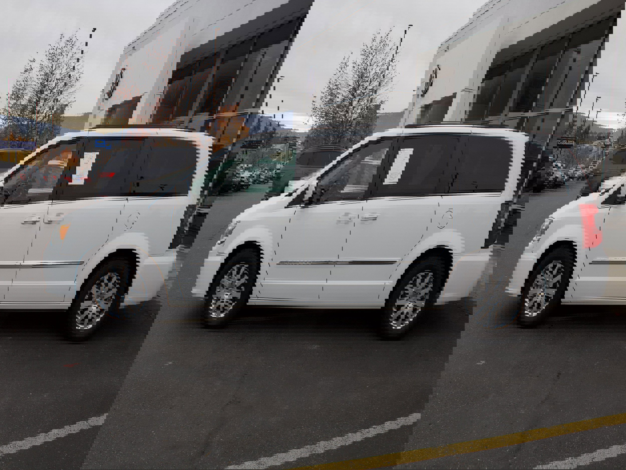 Used 2015 Chrysler Town & Country Touring image 8