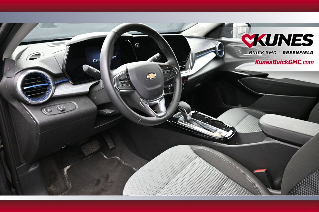 Used 2025 Chevrolet Trax LT w/ LT Convenience Package FWD image 13