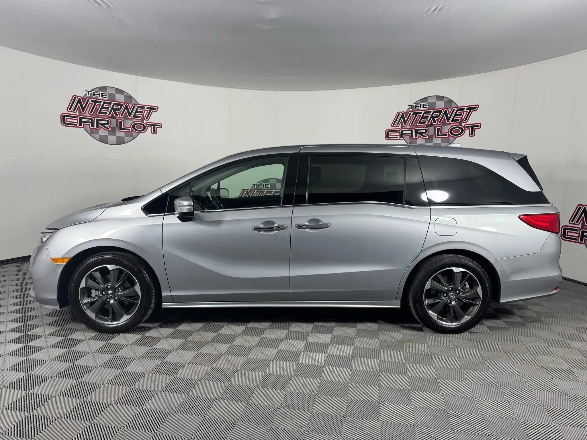 Used 2024 Honda Odyssey Elite image 4