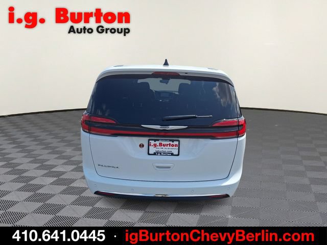 Used 2025 Chrysler Pacifica Select FWD image 5