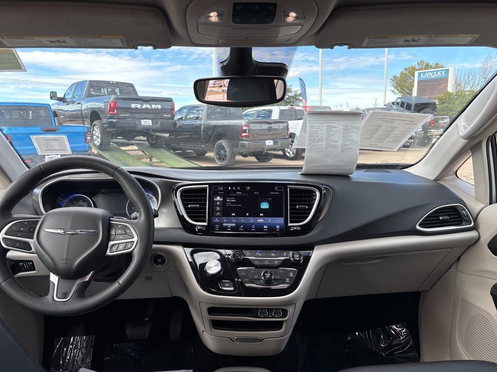 Used 2024 Chrysler Pacifica Touring-L image 37