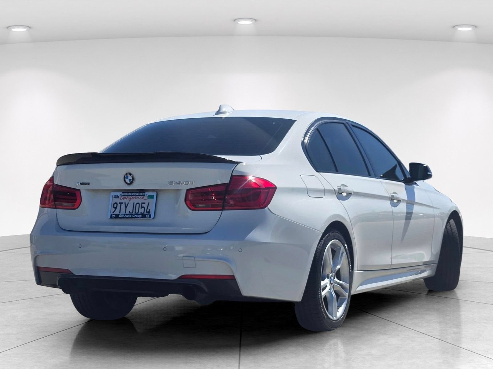 Used 2017 BMW 340i xDrive Sedan w/ Technology Package AWD/4WD image 3