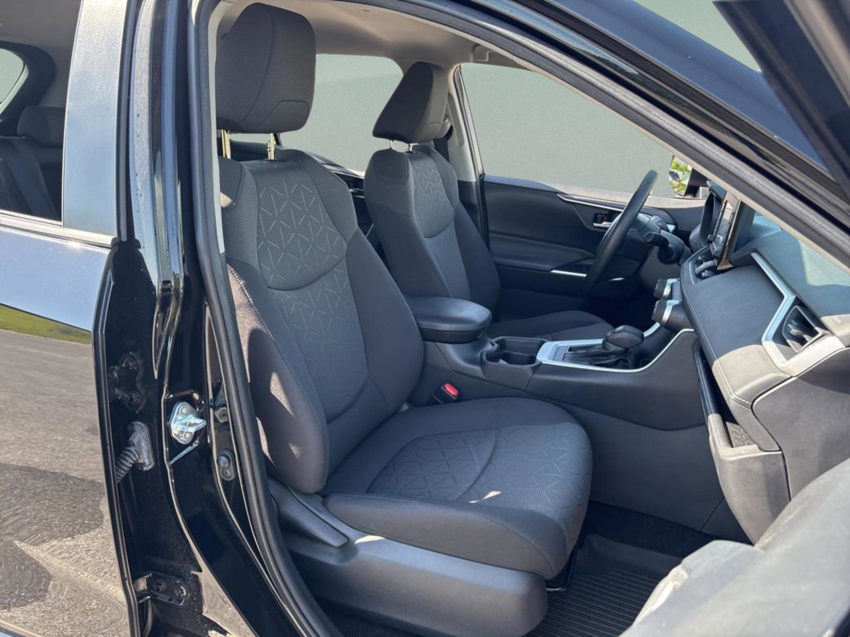 Used 2021 Toyota RAV4 XLE image 36