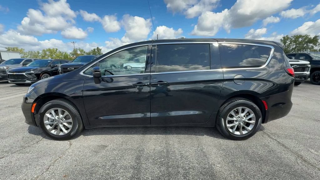 Used 2023 Chrysler Pacifica Touring-L AWD/4WD image 5