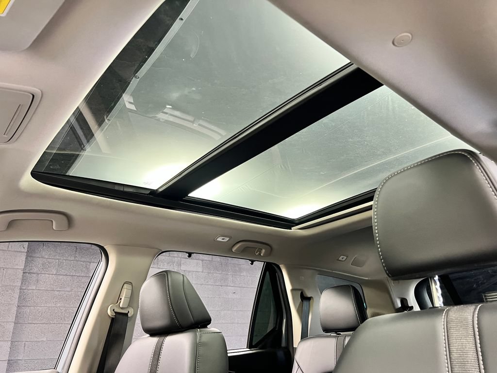 Used 2025 Honda Pilot Touring image 3
