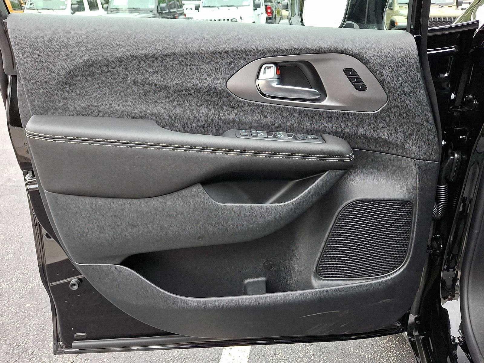 New 2027 Chrysler Pacifica Limited AWD/4WD image 8