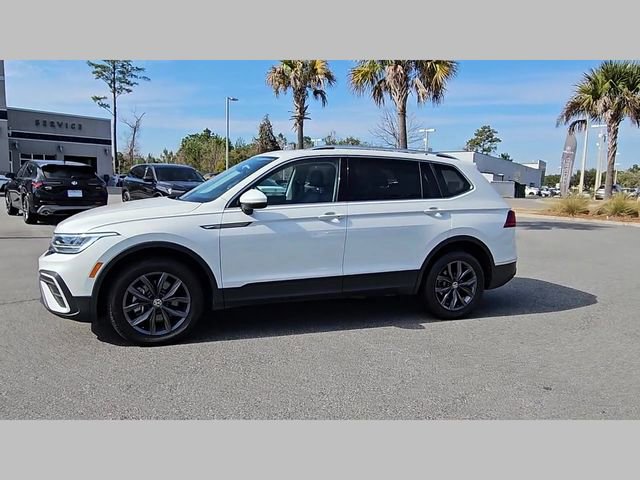 Used 2023 Volkswagen Tiguan SE w/ Panoramic Sunroof Package FWD image 18
