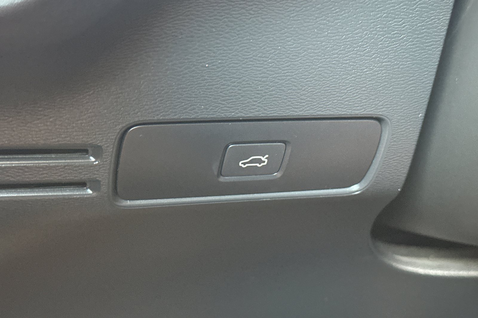 Certified 2023 Volvo C40 P8 Recharge Ultimate w/ Protection Package Premier AWD/4WD image 32