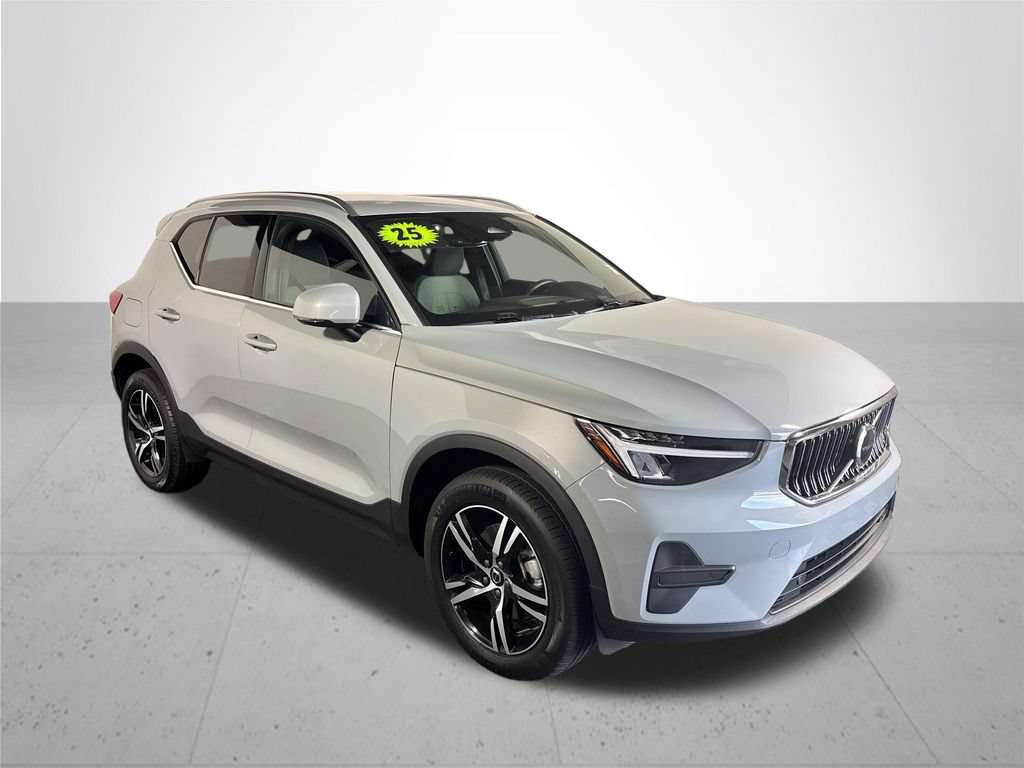 Used 2025 Volvo XC40 B5 Core AWD/4WD image 4