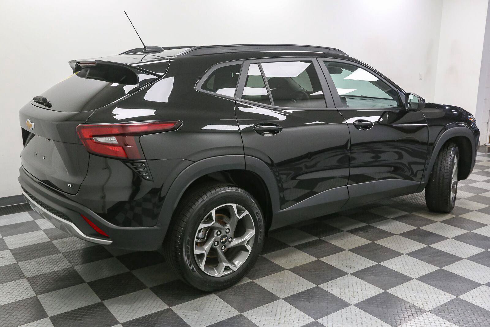 Used 2025 Chevrolet Trax LT FWD image 8