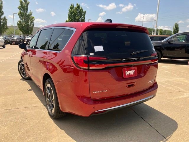 New 2027 Chrysler Pacifica Limited AWD/4WD image 8